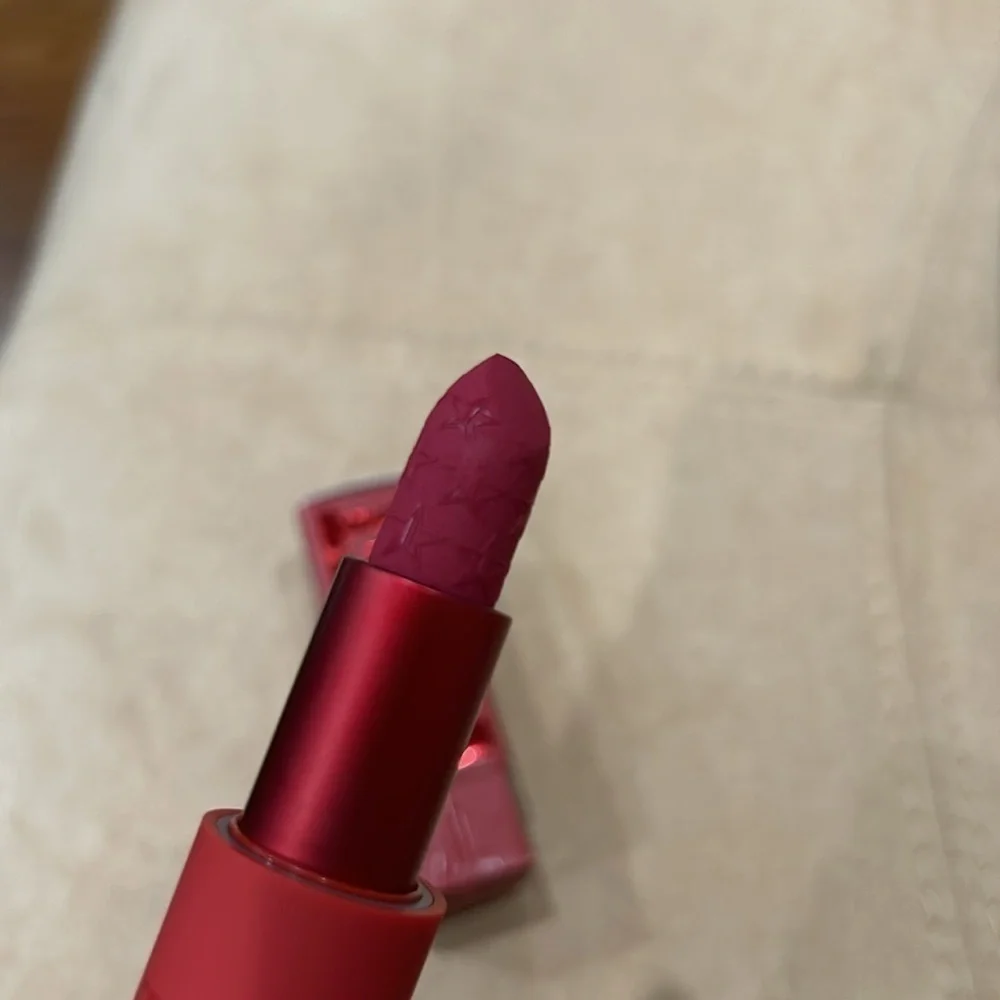 RARE JEFFREE STAR HOLIDAY VELVEL TRAP LIPSTICK- ENTRAPMENT Red New in box